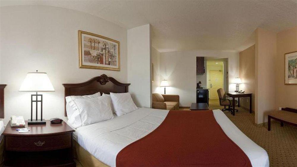 Country & By Radisson, Rj Stadium - Airport East Hotel