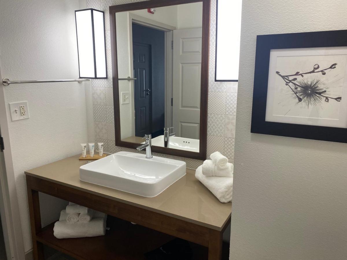 Country & By Radisson, Rj Stadium - Airport East Hotel 2*