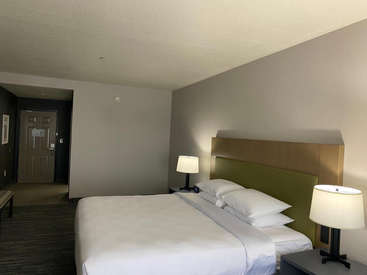 Country & By Radisson, Rj Stadium - Airport East Hotel 2*