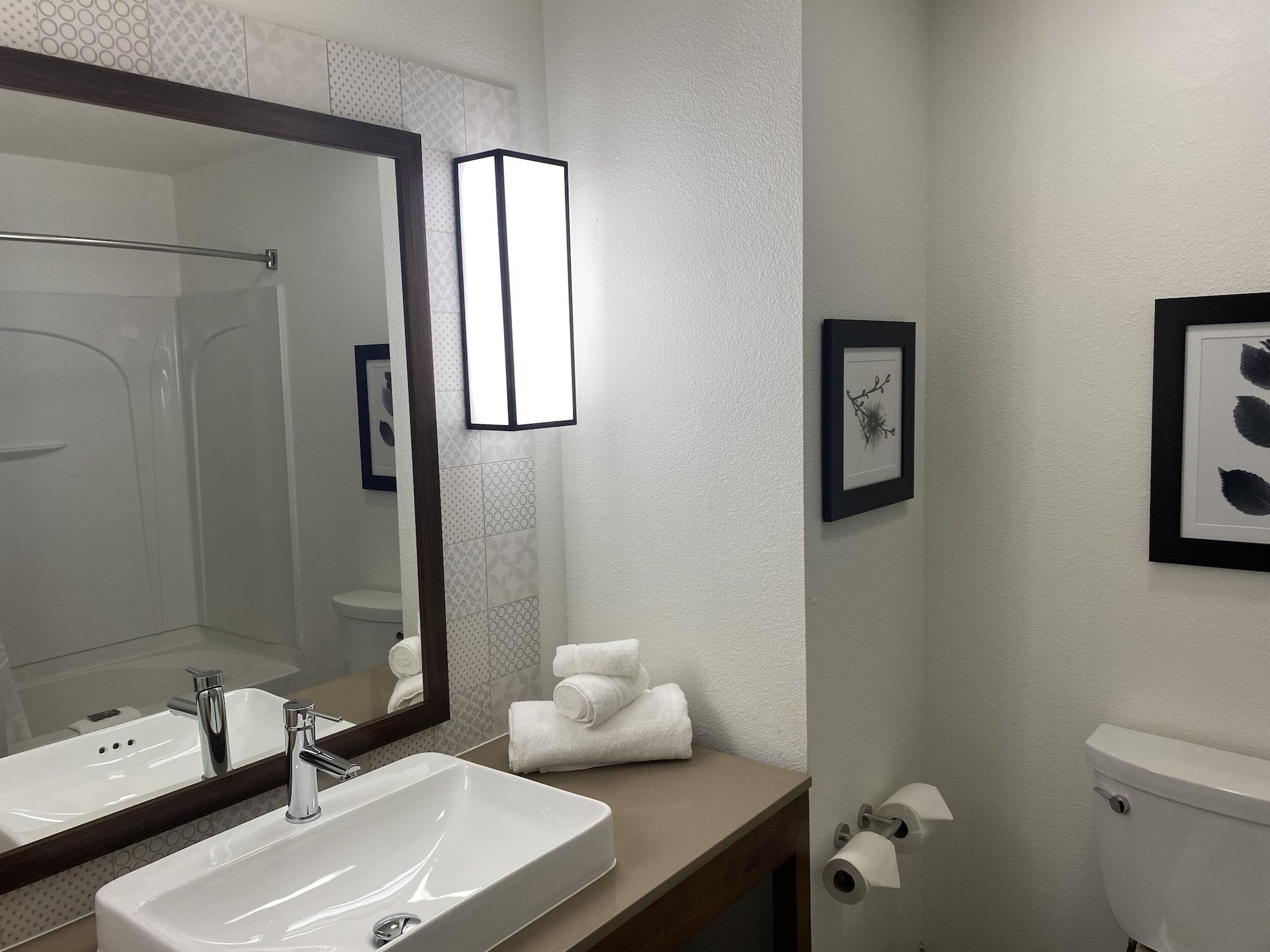 Country & By Radisson, Rj Stadium - Airport East Hotel
