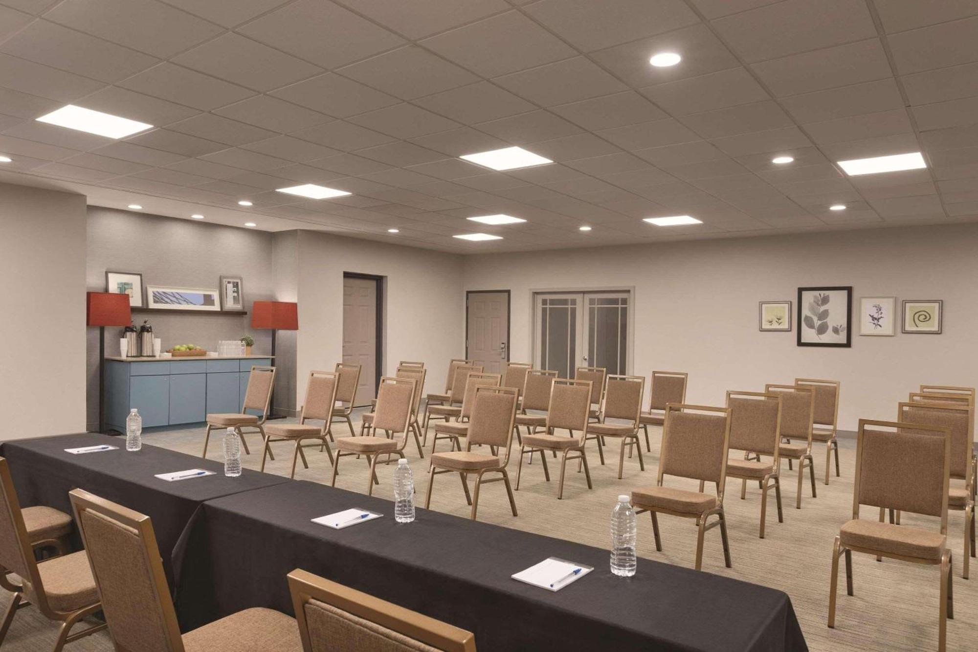 Hotel Country & By Radisson, Rj Stadium - Airport East