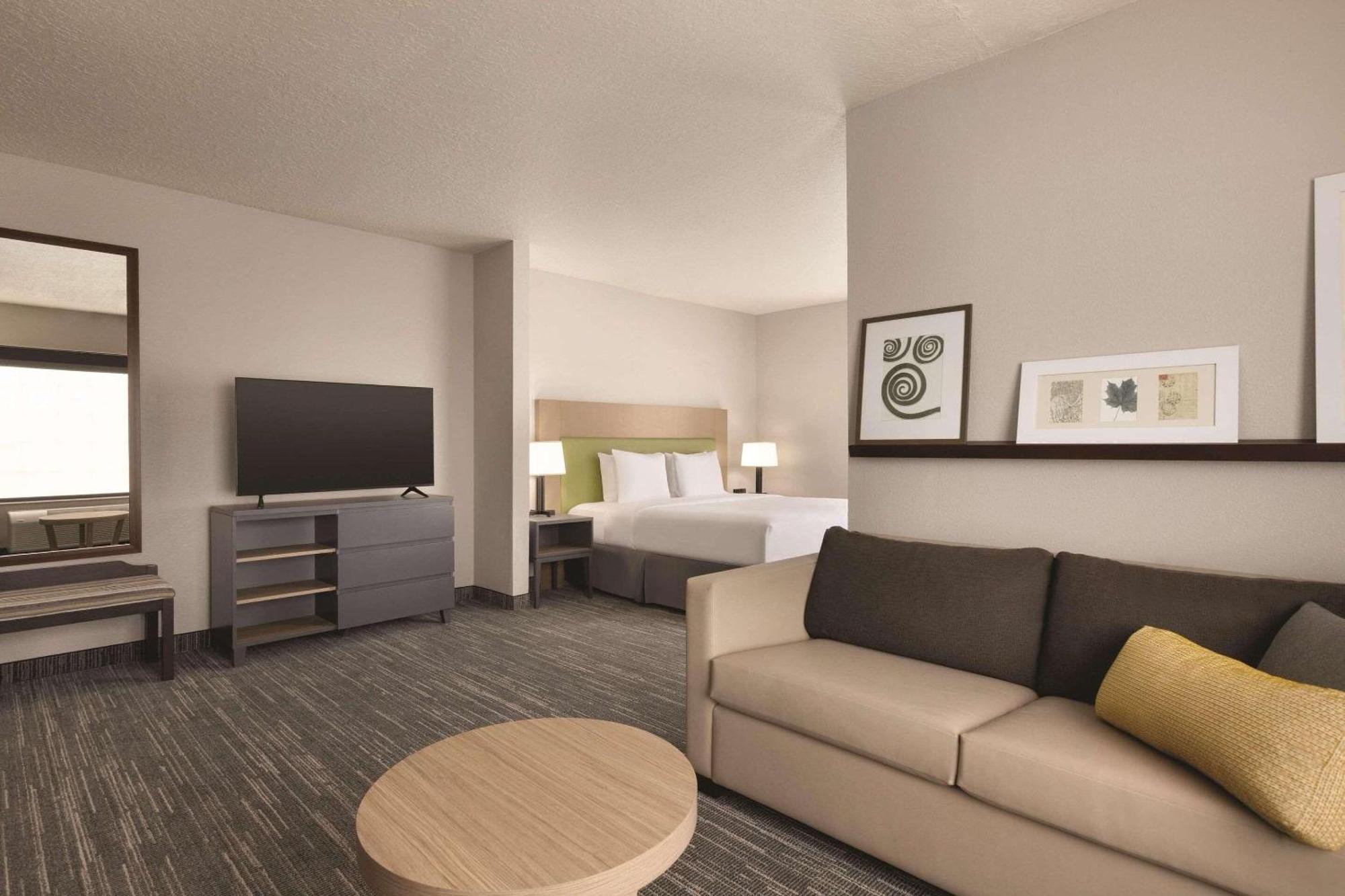 Country & By Radisson, Rj Stadium - Airport East