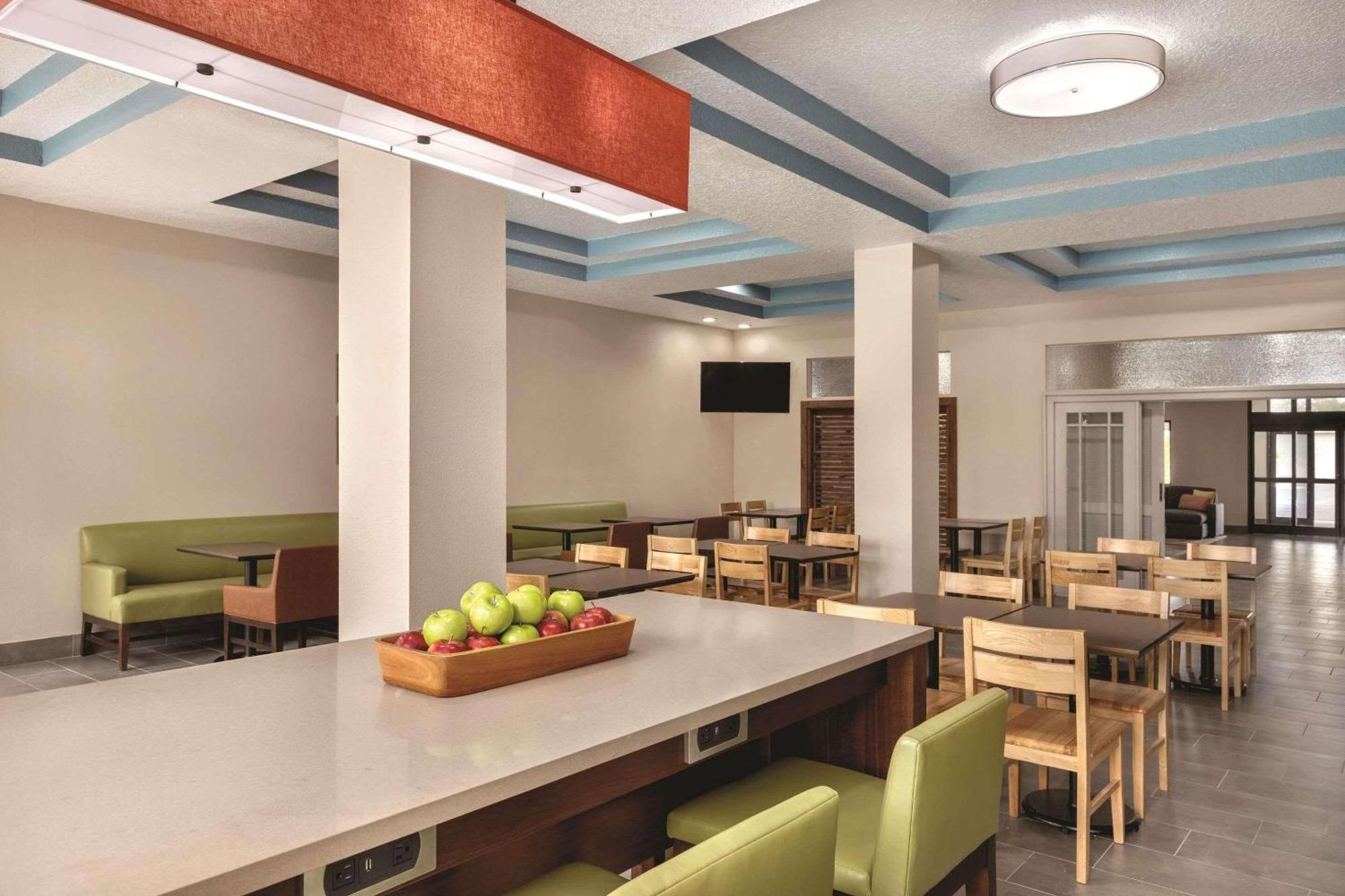 Country & By Radisson, Rj Stadium - Airport East Hotel 2*