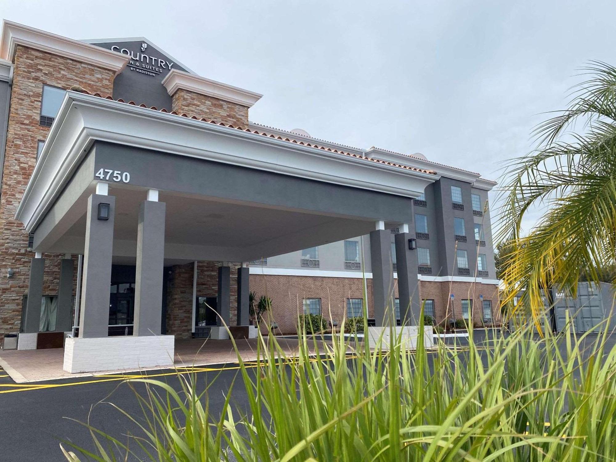 Hotel Country & By Radisson, Rj Stadium - Airport East
