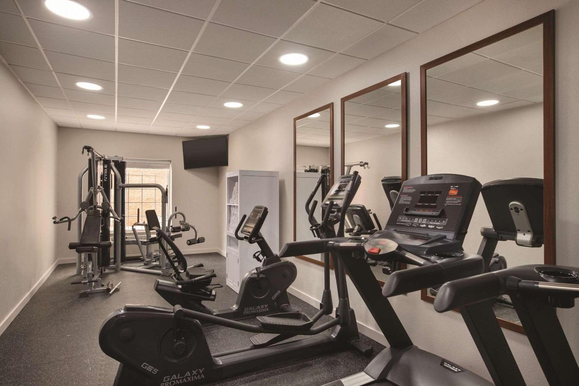 Country & By Radisson, Rj Stadium - Airport East 2*