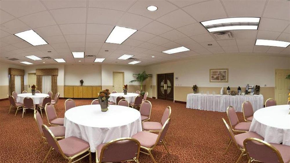 Country & By Radisson, Rj Stadium - Airport East